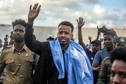 Árbitro somali Omar Artan é recebido como herói ao retornar a Mogadíscio