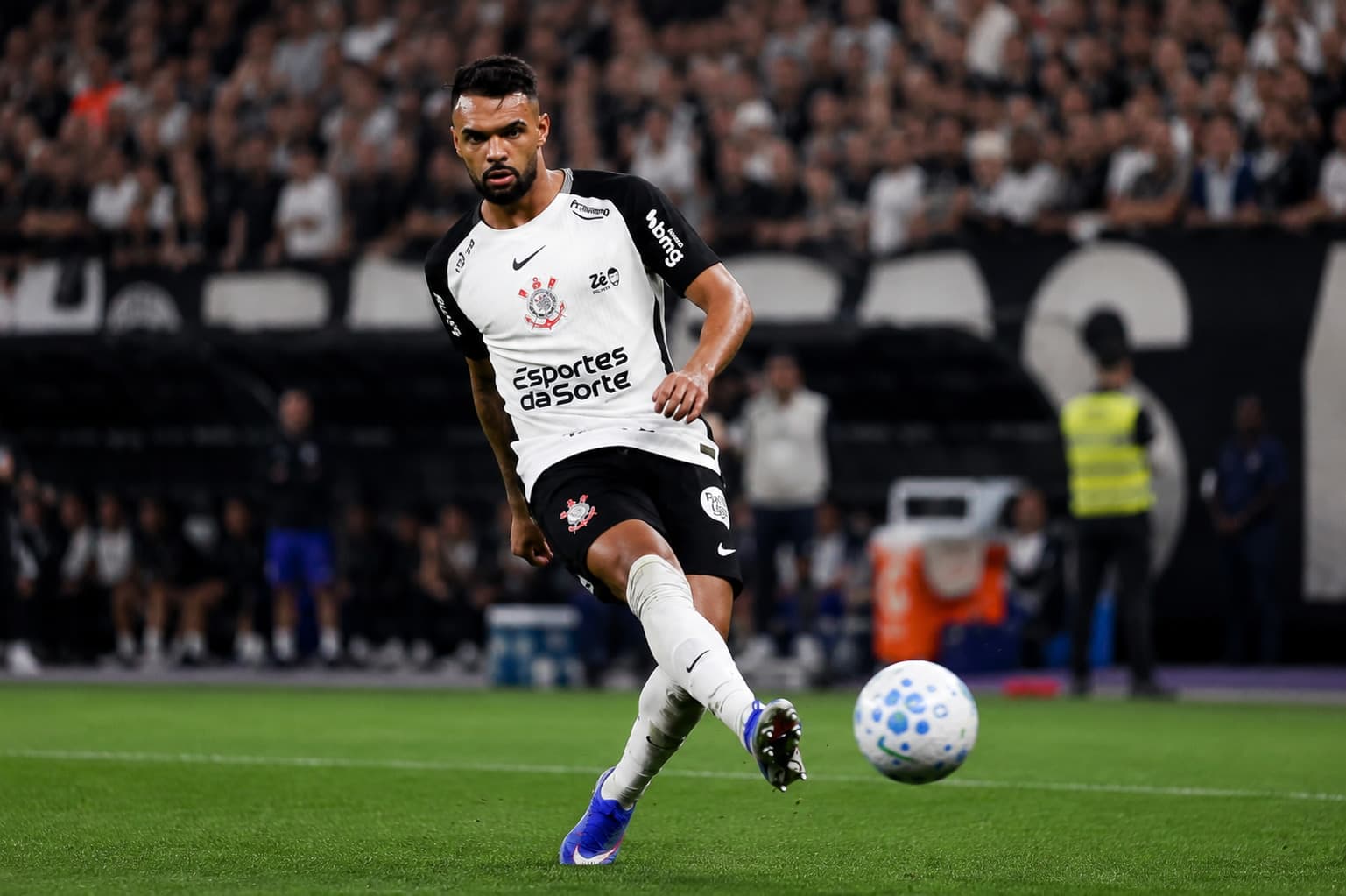 Corinthians vive momento turbulento: sequência de derrotas, pressão sobre Diniz e transfer ban que limita opções