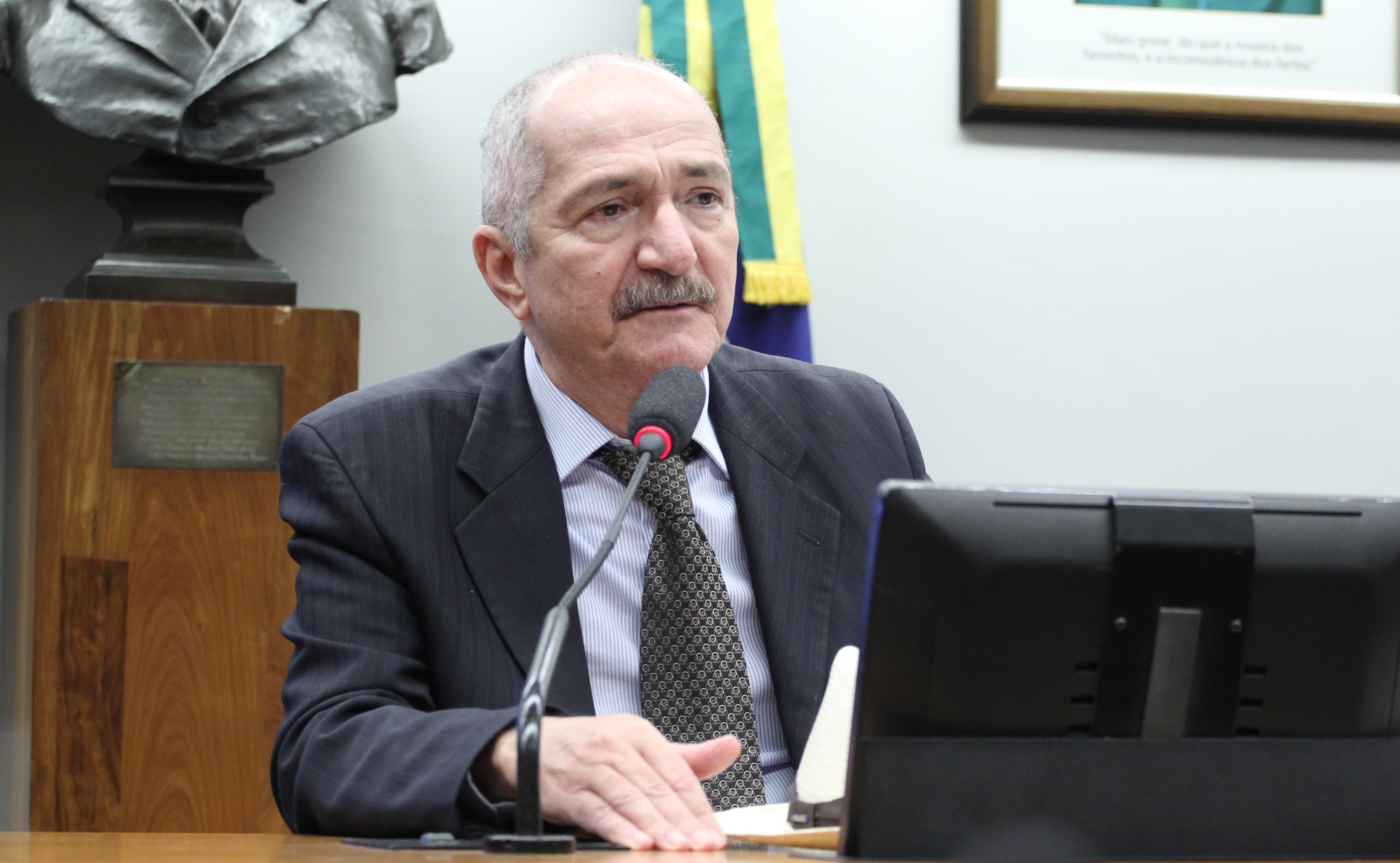 Justiça interrompe expulsão de Aldo Rebelo do DC