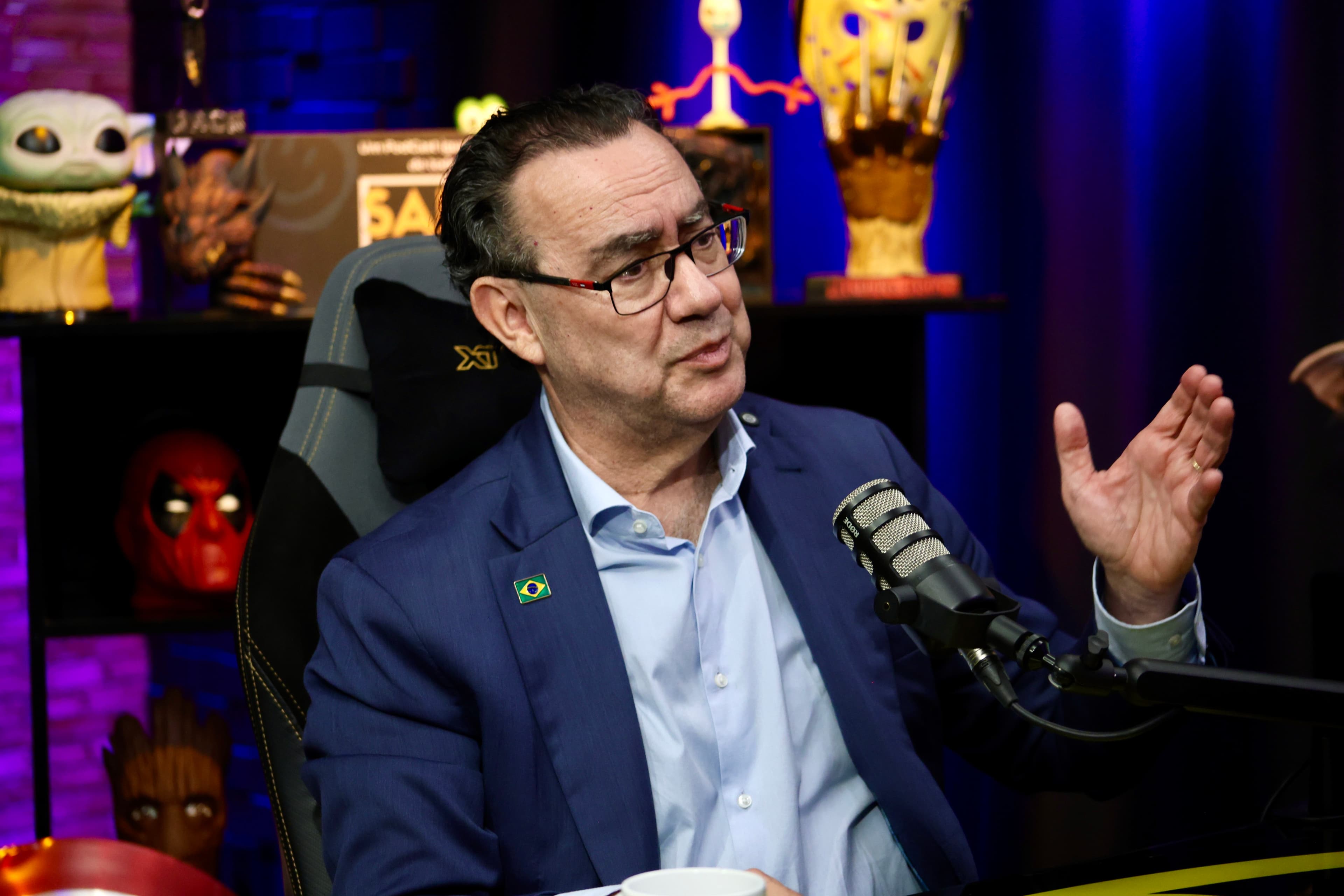 Candidato Augusto Cury critica Flávio Bolsonaro e defende mudanças no STF