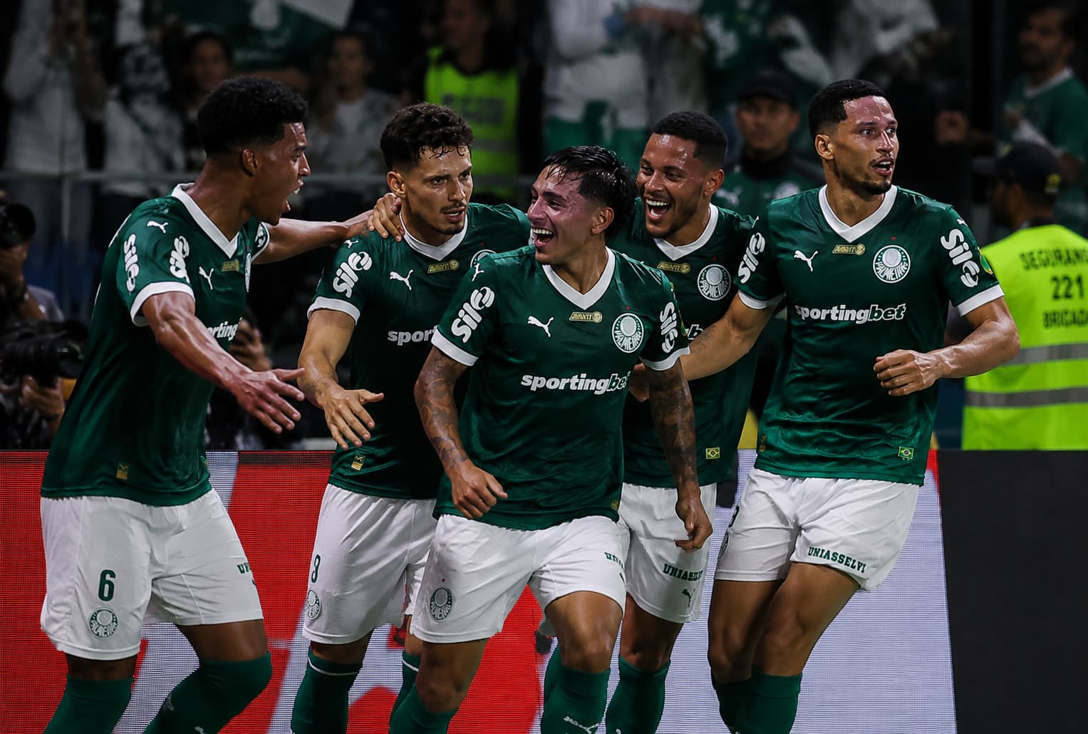 Palmeiras goleia o Vasco, retoma confiança na liderança e entra em semana decisiva