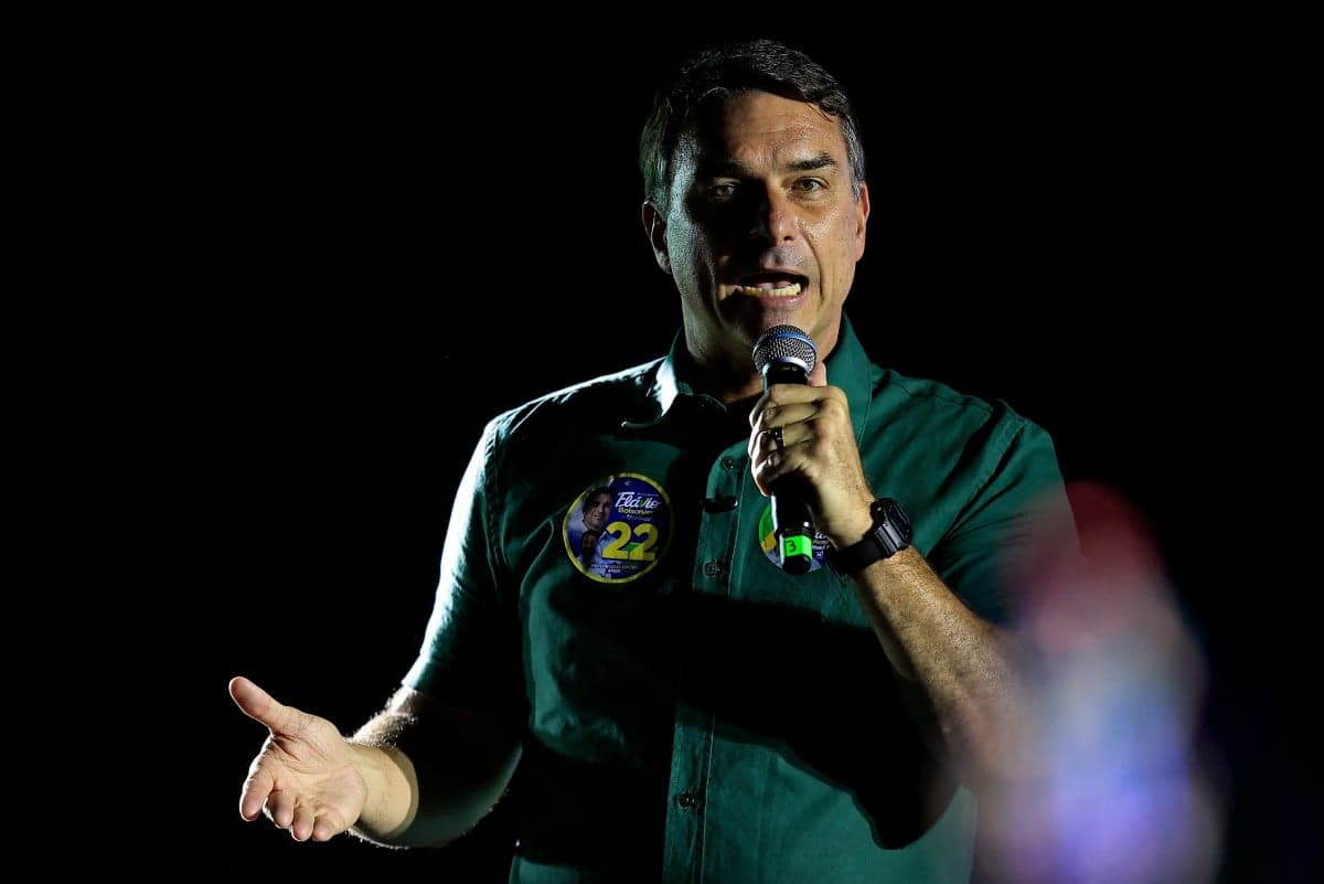 Flávio Bolsonaro pode solicitar green card nos EUA após derrota para Lula