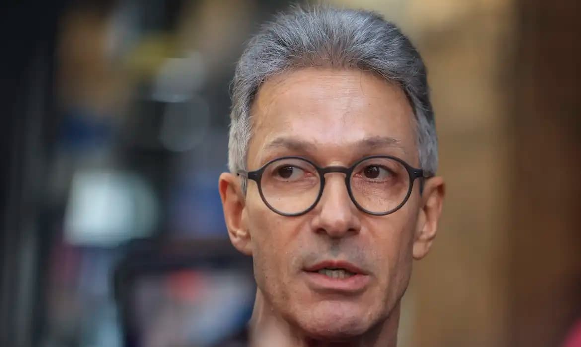 TRE-MG investiga uso de celular por Zema durante votação