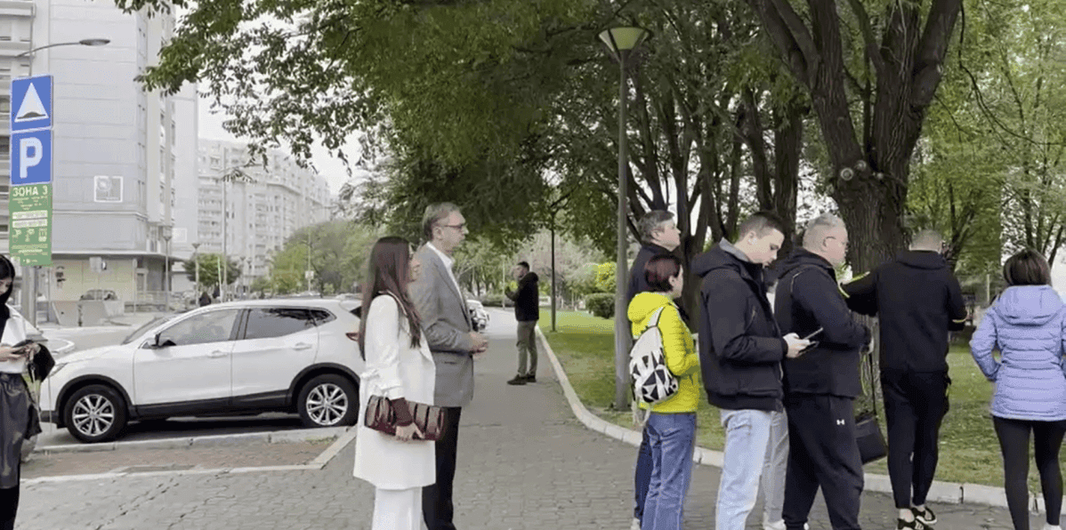 Sérvios comparecem em massa às urnas em meio a protestos