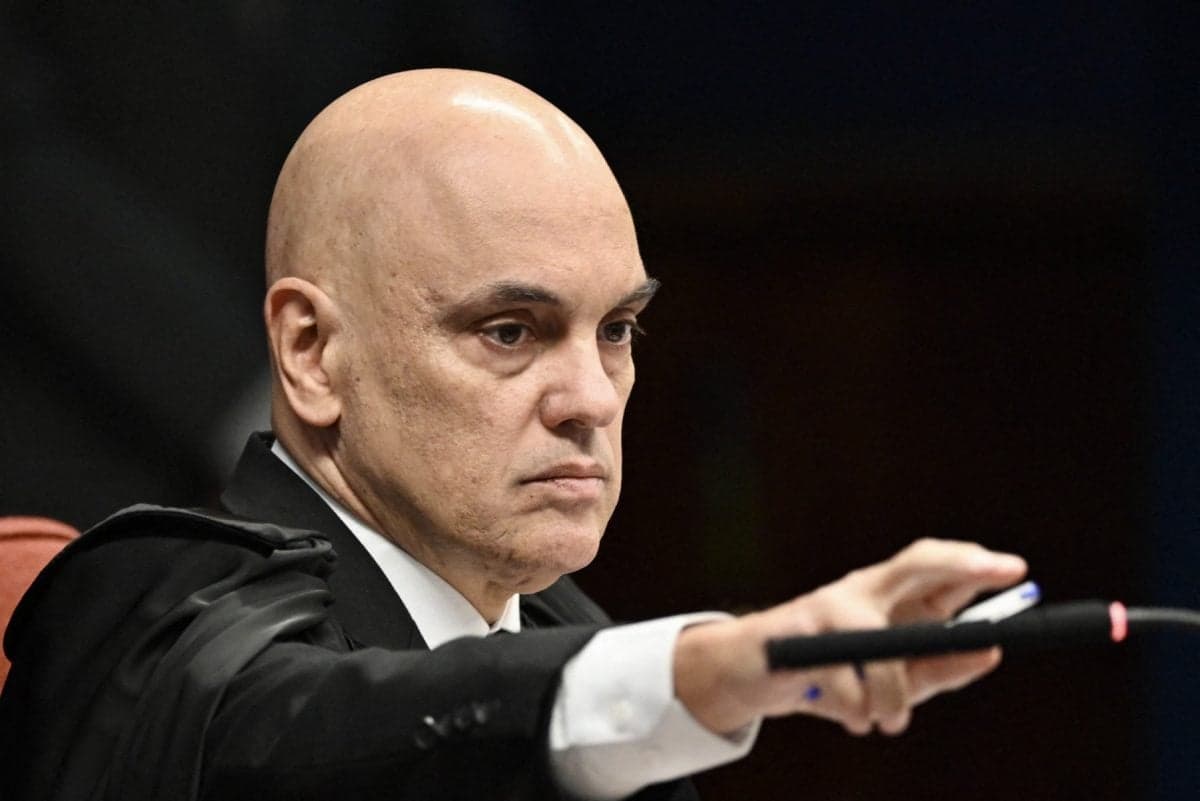 Moraes critica defesa de Flávio Bolsonaro sobre visitas ao pai