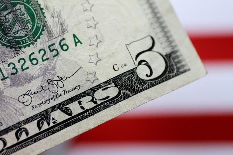 Dólar inicia terça em baixa após pesquisa eleitoral mostrar empate técnico