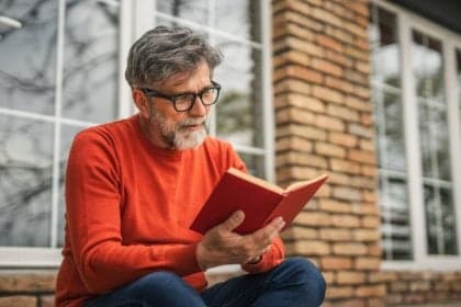 Leitura ajuda idosos a manter a saúde mental e cognitiva