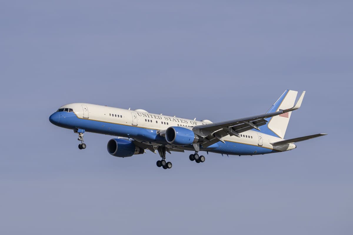 Trump troca Air Force One por C-32A em operação secreta