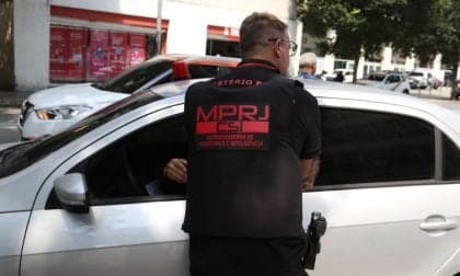 Policiais militares do RJ são denunciados por desvio de armas e tráfico