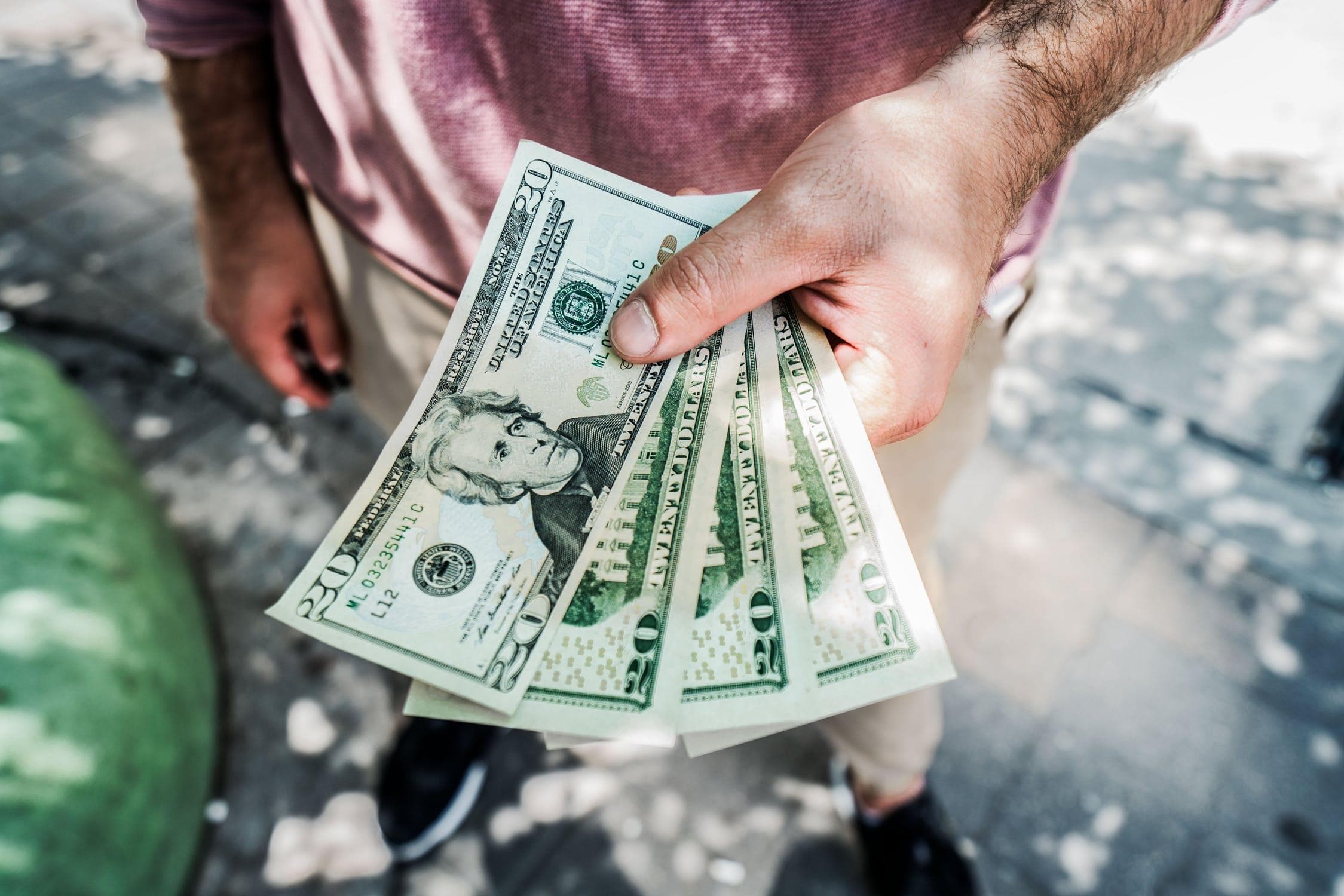 Projeção aponta estabilidade das medianas para o dólar em R$ 5 no fim de 2024 e R$ 5,05 em 2025