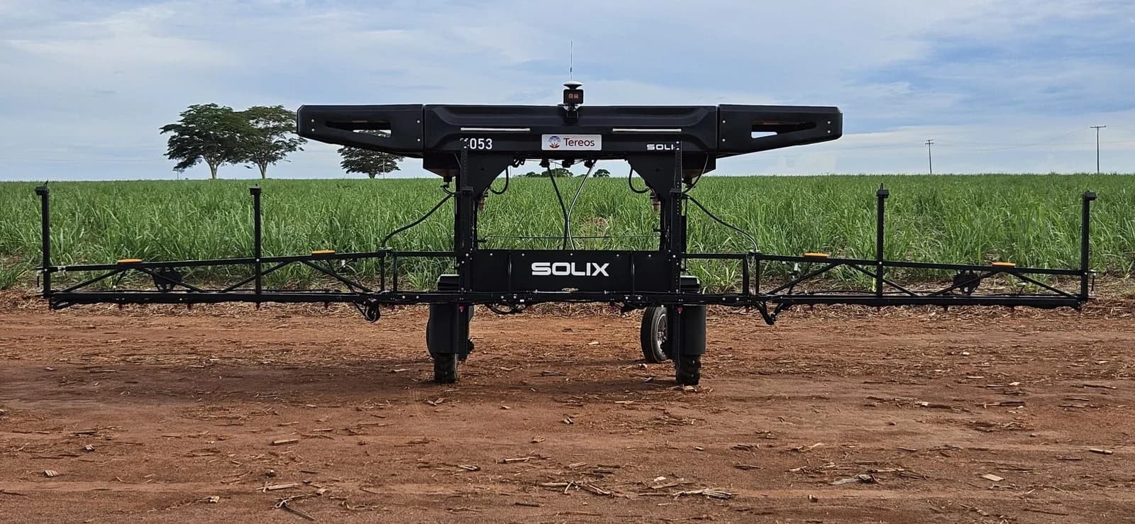 Robô agrícola aplicando herbicida de forma localizada em lavoura de cana-de-açúcar