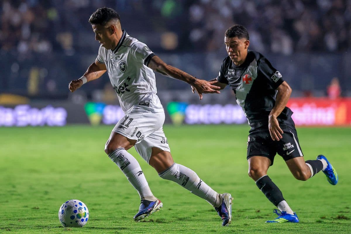 Botafogo vence Vasco e sobe para a 8ª posição do Brasileirão