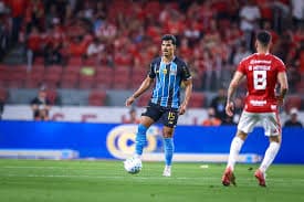Luís Castro pode assumir titularidade no Grêmio contra a Chapecoense