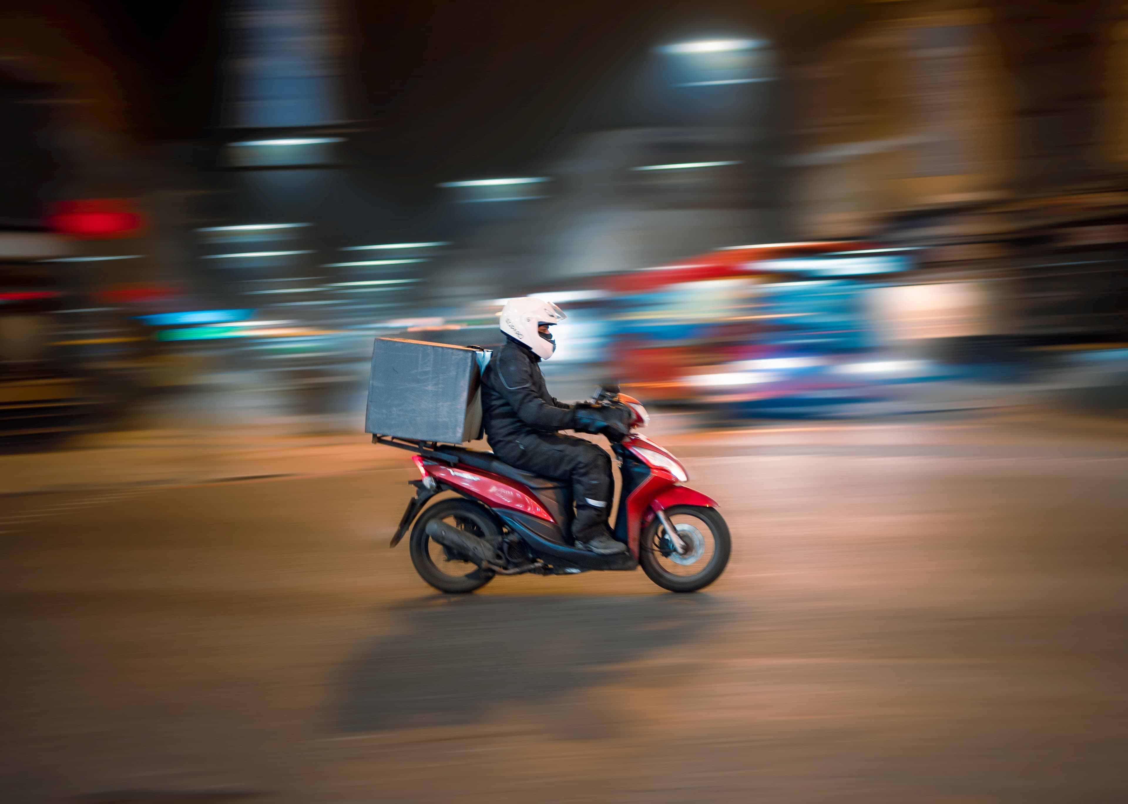 Motoboys por aplicativo enfrentam desafios e renda instável