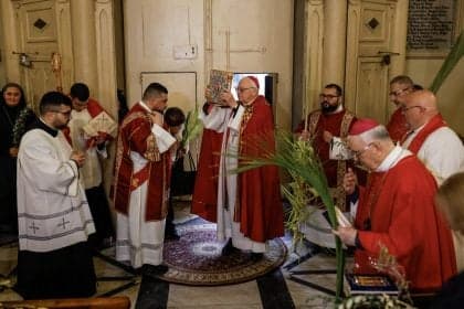 Domingo de Ramos na Igreja do Santo Sepulcro é impedido pela polícia em Jerusalém