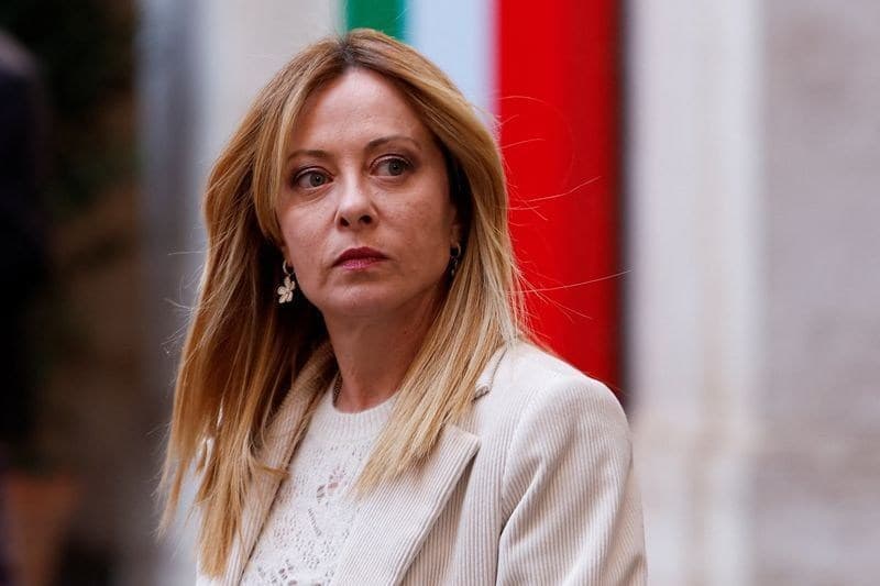 Governo italiano limita alunos estrangeiros e bane coberturas faciais
