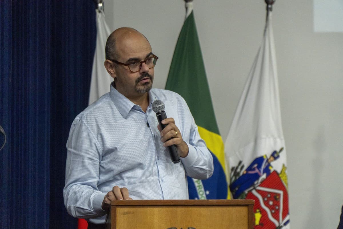Governador critica ex-secretário por movimentações políticas em MG