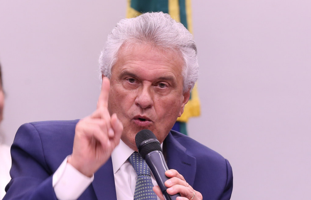 Caiado ajusta pré-campanha e foca em Flávio Bolsonaro