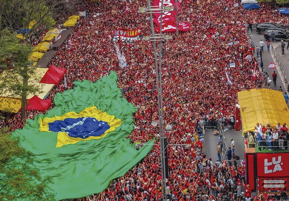 Estudantes realizam manifestações em defesa da educação em Niterói