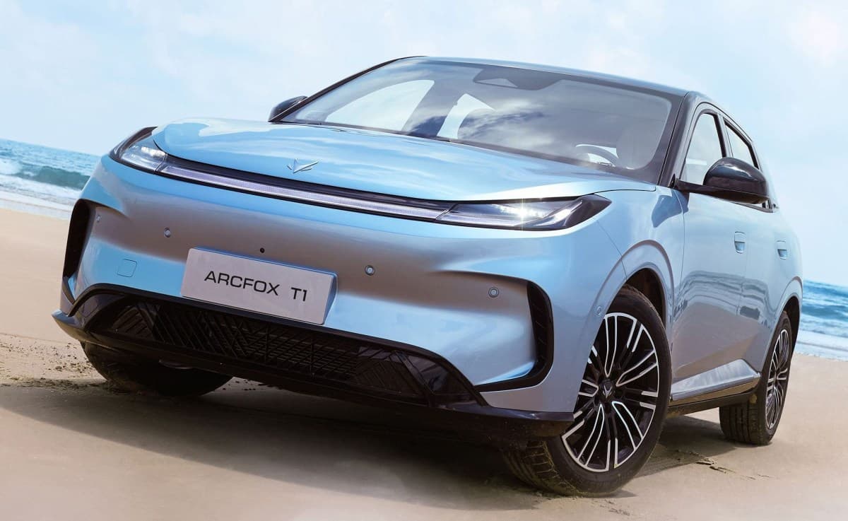 Arcfox T1 chega ao Brasil para concorrer entre elétricos compactos