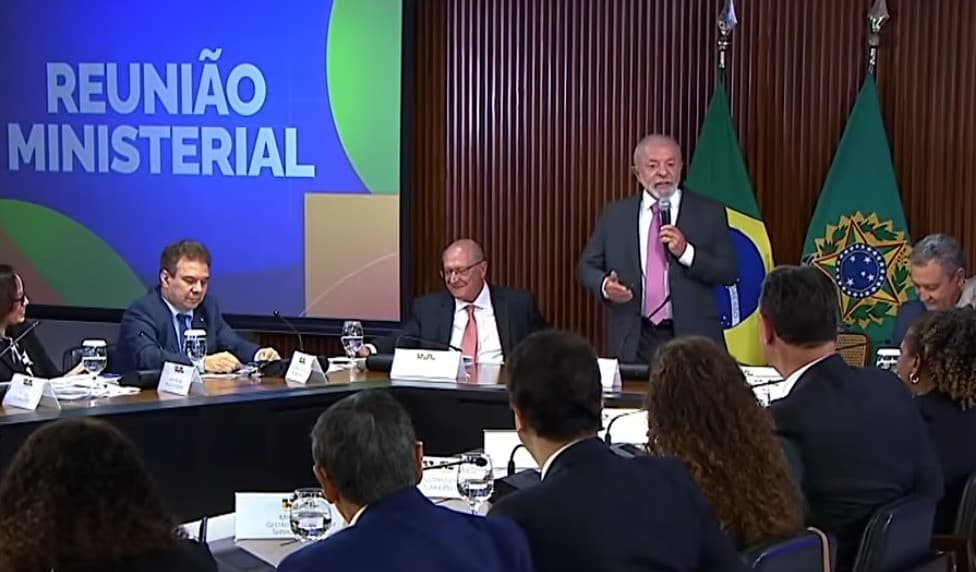 Lula Critica Mercantilização da Política em Reunião com Ministros
