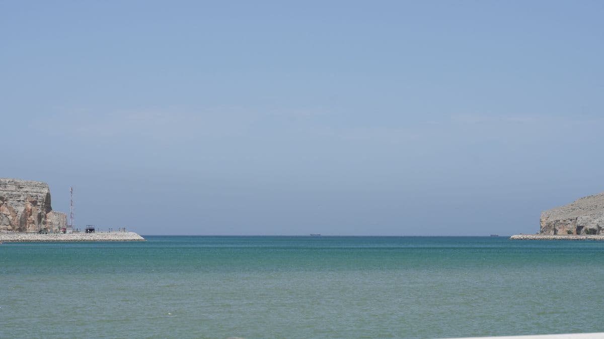 Irã libera passagem no Estreito de Ormuz, impactando preço de petróleo