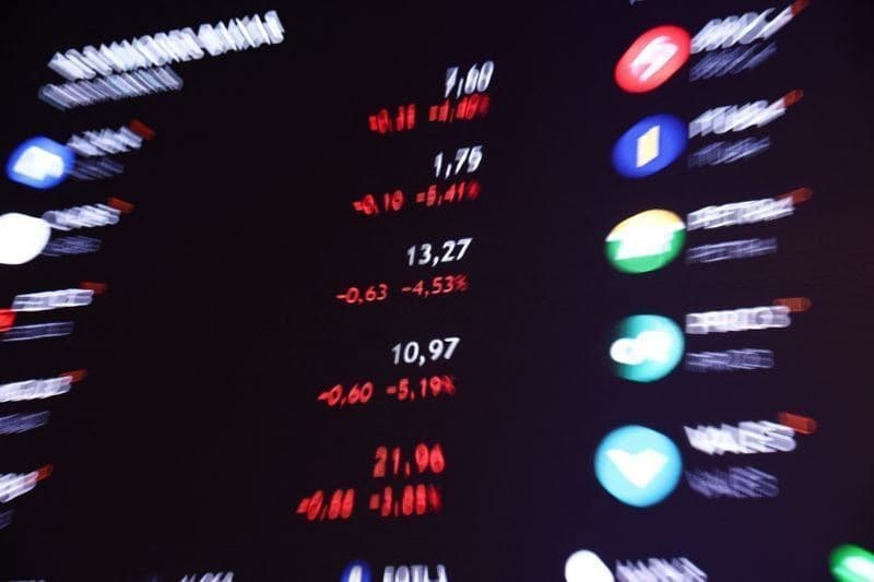 Dólar sobe após pesquisa de intenção de voto; Ibovespa registra queda