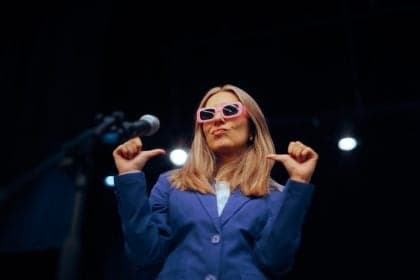 Como líderes podem compartilhar conquistas sem parecer arrogantes