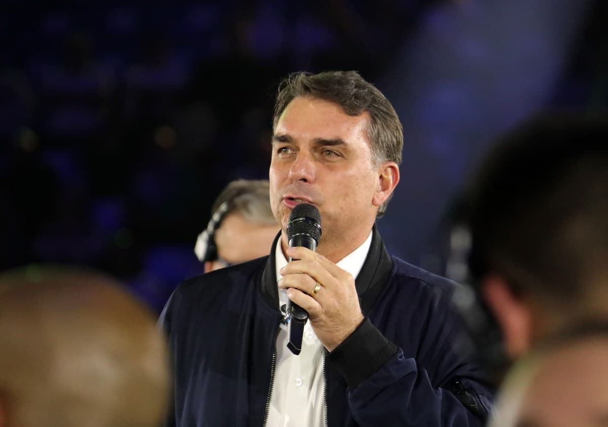 Flávio Bolsonaro não irá ao debate da TV Bandeirantes neste domingo