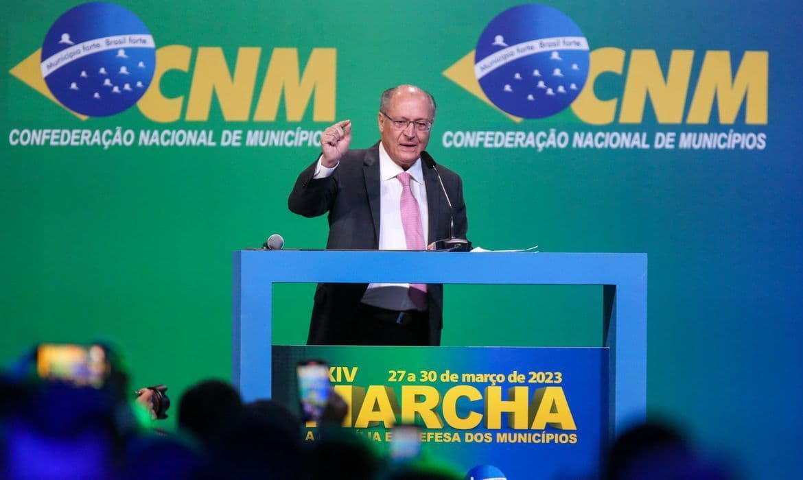 Flávio Bolsonaro é primeiro presidenciável em sabatina na Marcha dos Prefeitos