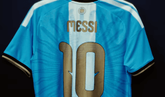 Messi apresenta camisa especial para jogo de despedida pela Argentina