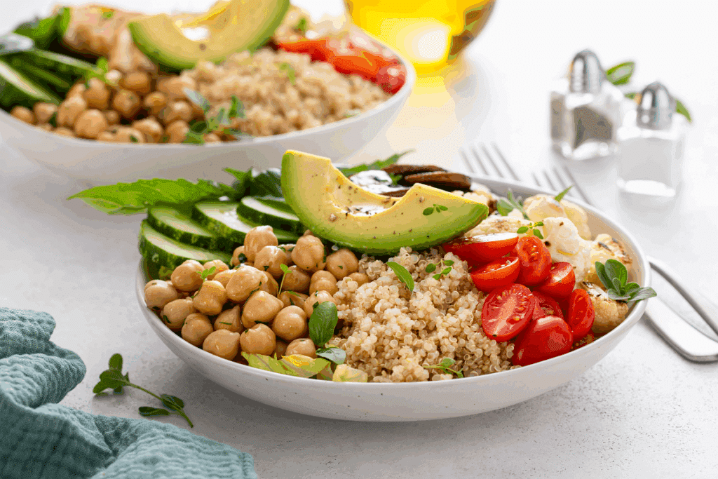 Cinco saladas proteicas saborosas para o almoço