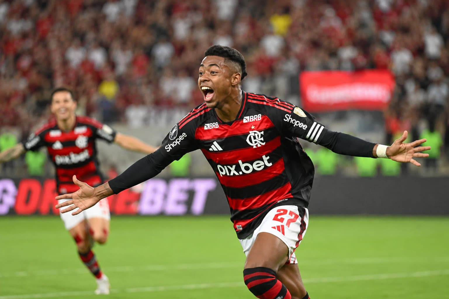 Flamengo dá show no Maracanã, bate Botafogo por 3 a 0 e encurta distância para o líder