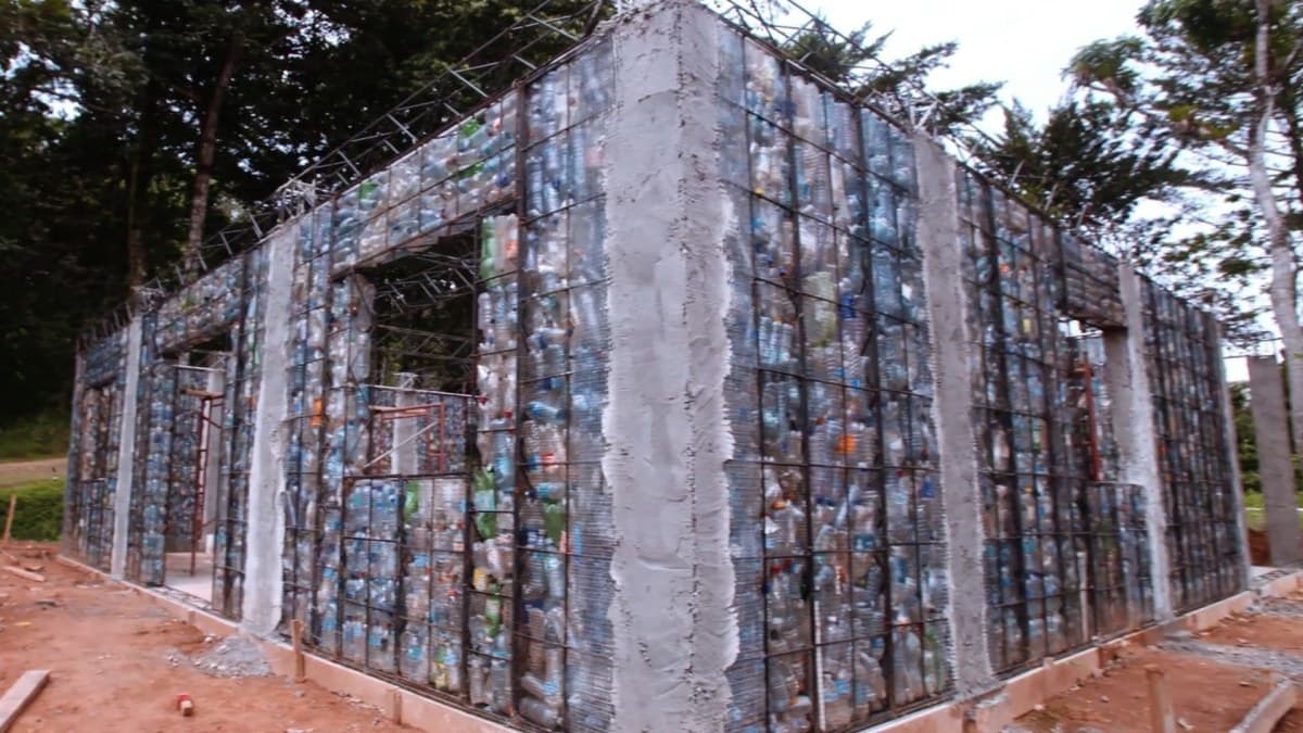 Projeto sustentável transforma plástico em moradias na Ilha Colón