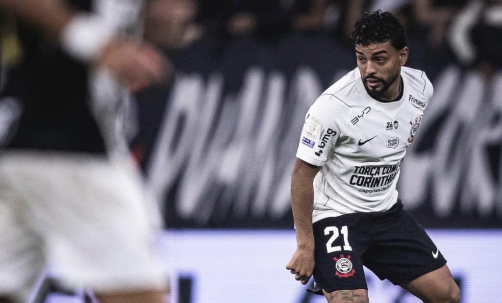Seedorf promove mudanças no Corinthians com foco em Matheus Bidu