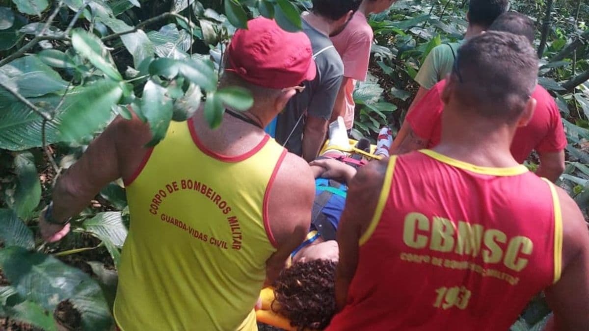 Adolescente de 15 anos é resgatada após queda em trilha em São Francisco do Sul