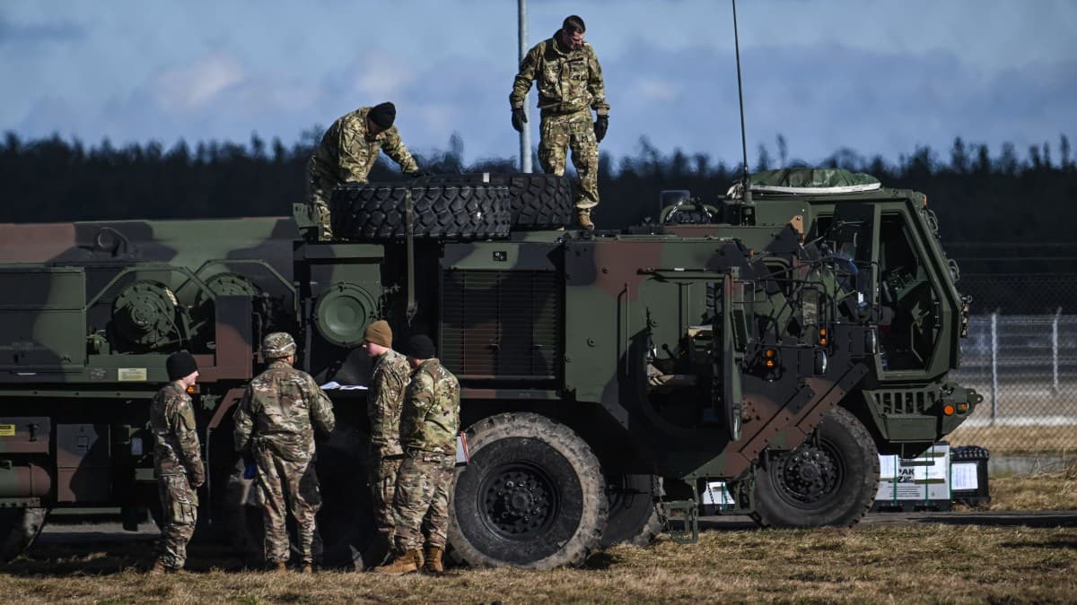 EUA planejam base militar na Polônia, afirma Trump