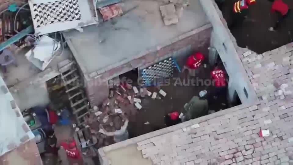 Negligência investigada após desabamento em escola em Lahore