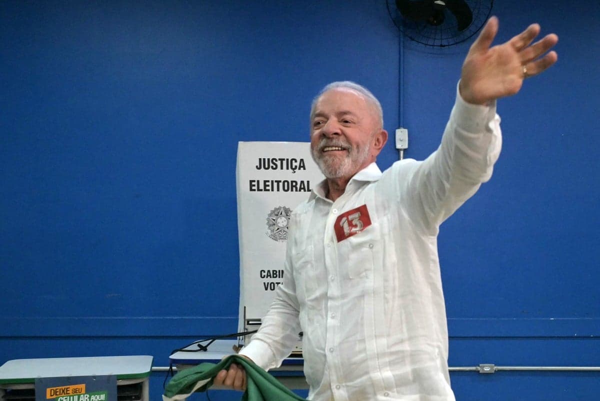 Lula vota em São Bernardo e critica adversário no segundo turno