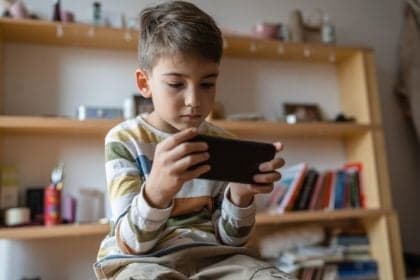 Uso excessivo de telas prejudica atenção de crianças e adolescentes