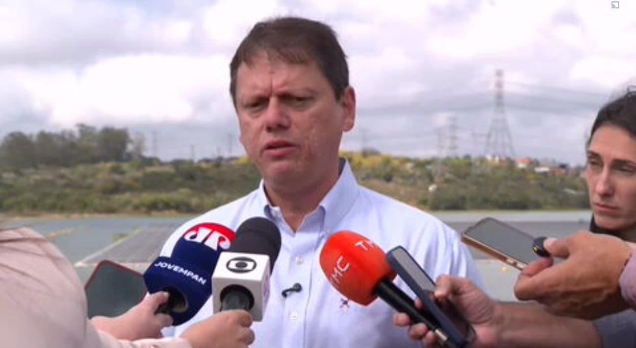 Tarcísio de Freitas apoia Flávio Bolsonaro e defende debates