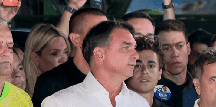 Flávio Bolsonaro quer cassar chapa de Lula por abuso de poder
