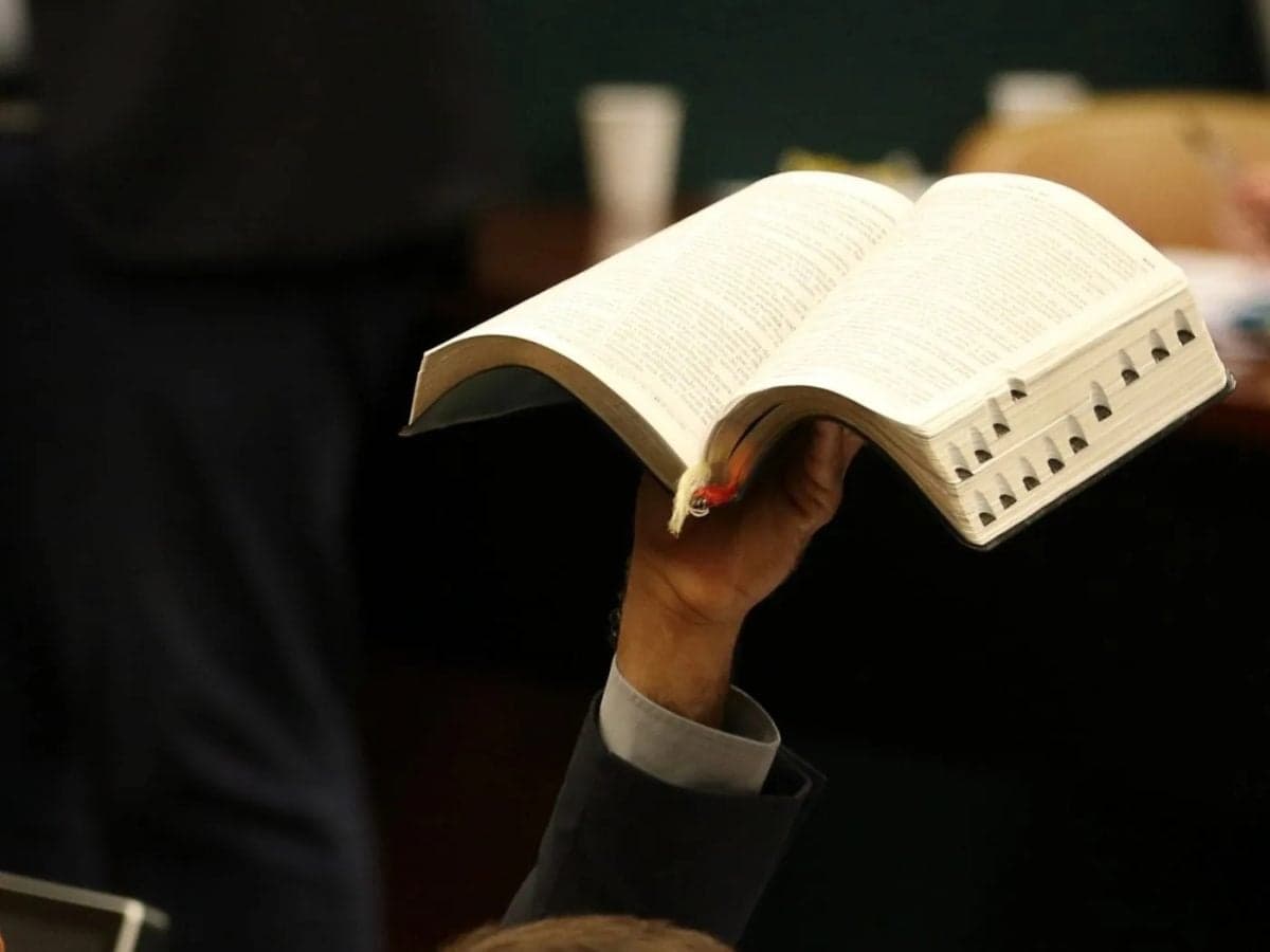 Pastor e igreja condenados por expor fiel em culto