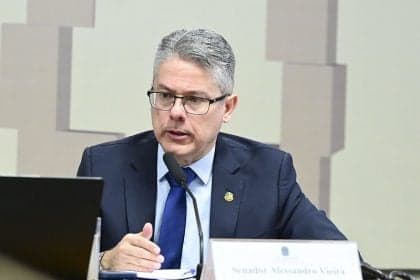 Gilmar Mendes solicita investigação sobre senador após relatório da CPI