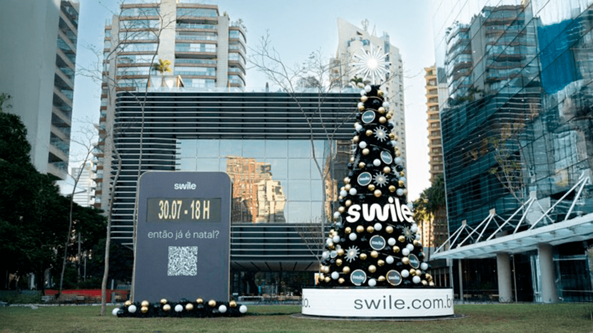Árvore de Natal em julho marca campanha de reconhecimento no trabalho