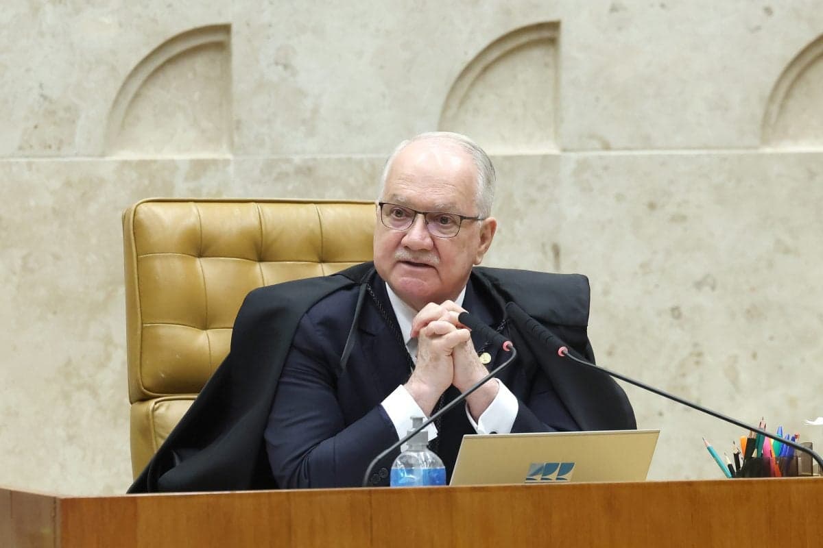 Fachin adota postura institucional enquanto crise no STF se intensifica
