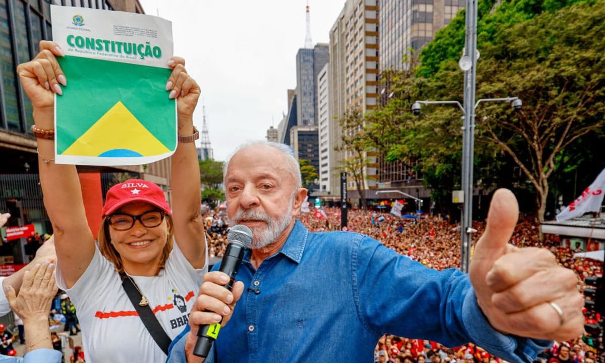 Lula anuncia ação judicial contra suspensão de canal no Whatsapp
