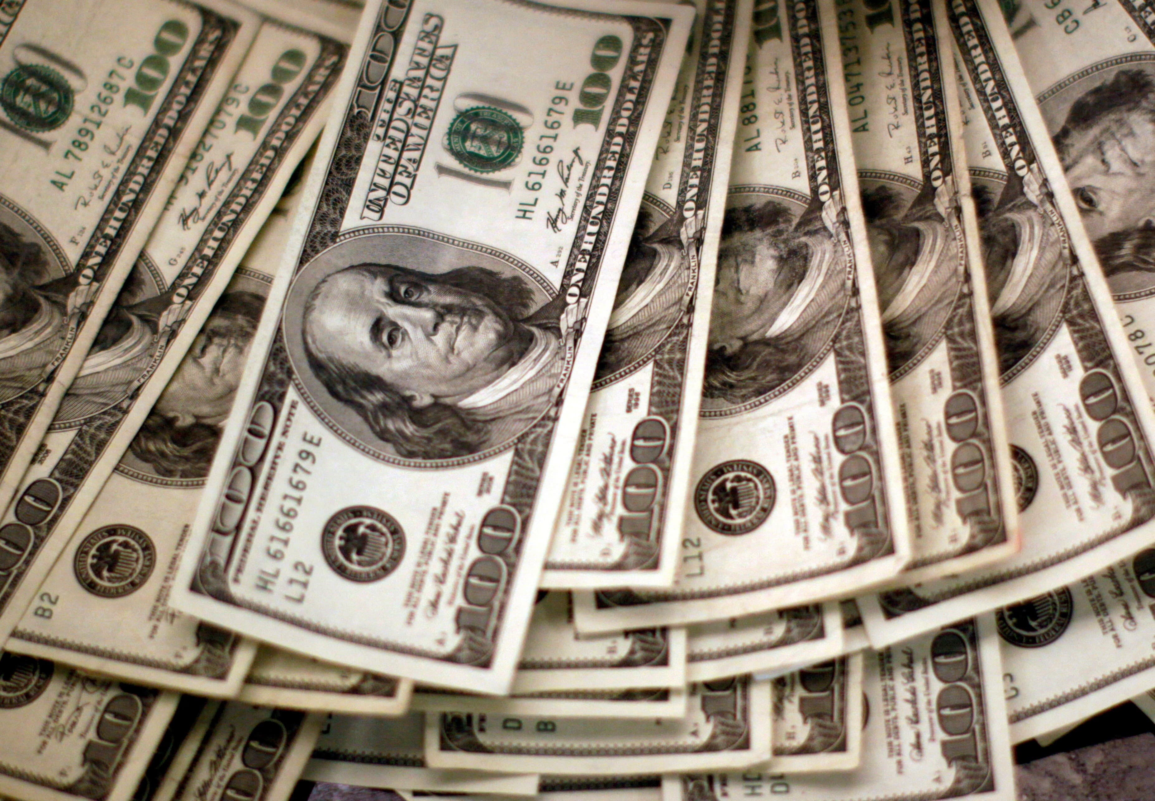 Dólar inicia a semana em queda após feriados