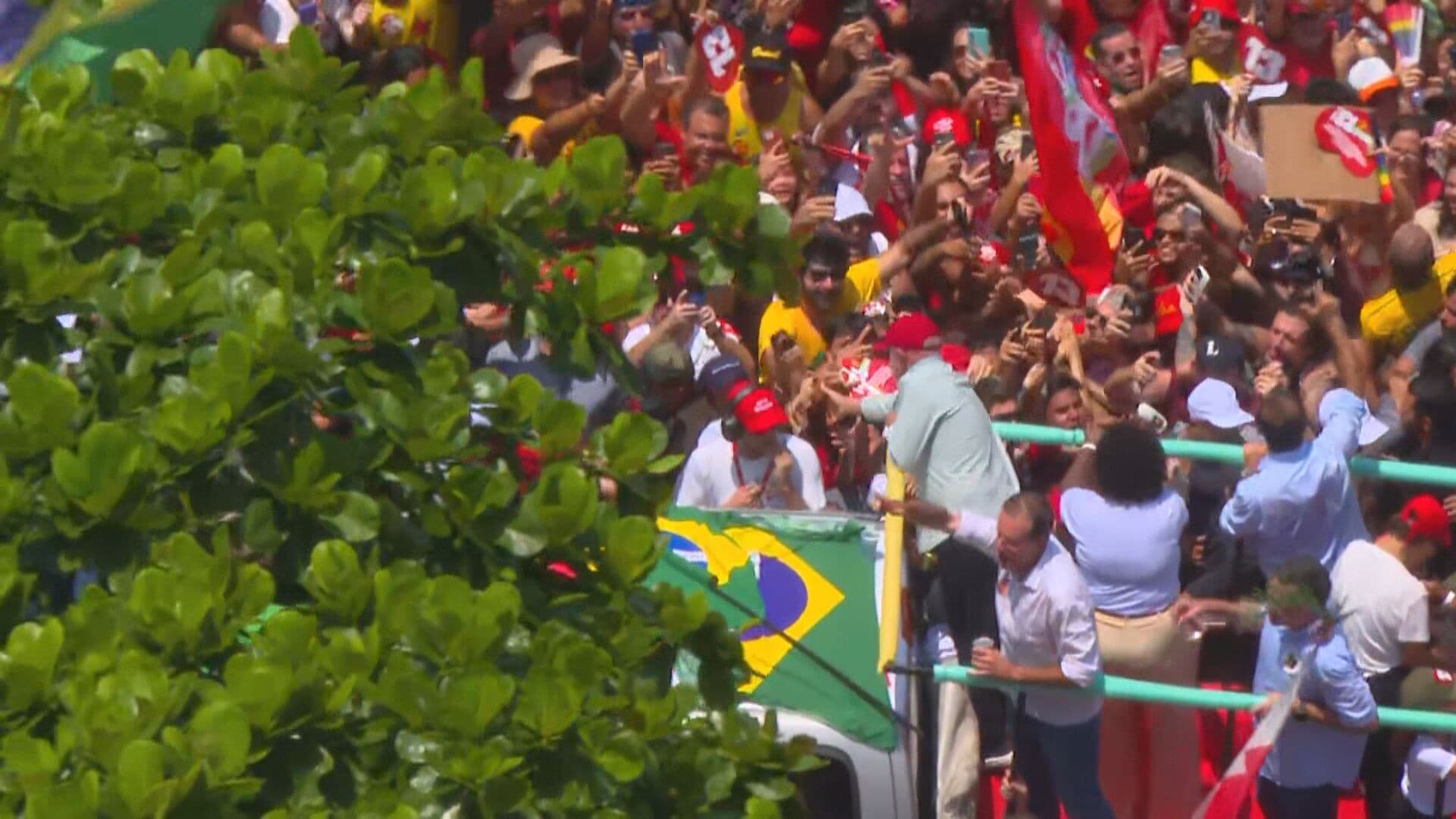 Lula expressa confiança em vitória e critica adversários durante ato no Rio