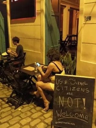 Procon multa bar no Rio por discriminação contra estrangeiros